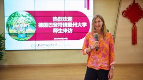Prof. Dr. Nicole Klein im College Shanghai_Minhang vor Leinwand