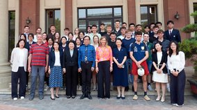 Gruppenbild vor dem Shanghai College