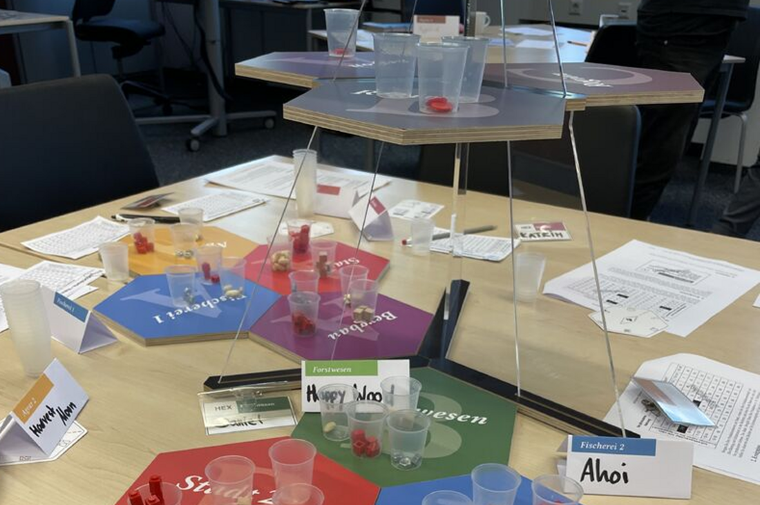 Tisch mit aufgebautem Spielmaterial des Spiels HEX