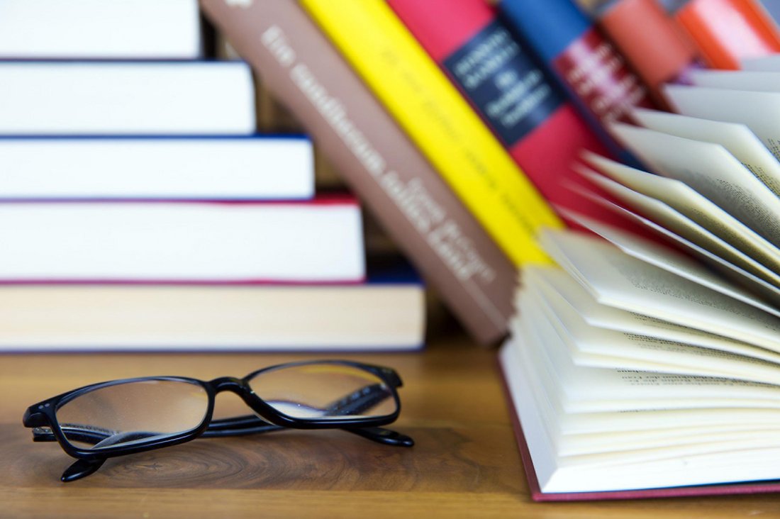 Brille mit Büchern im Hintergrund