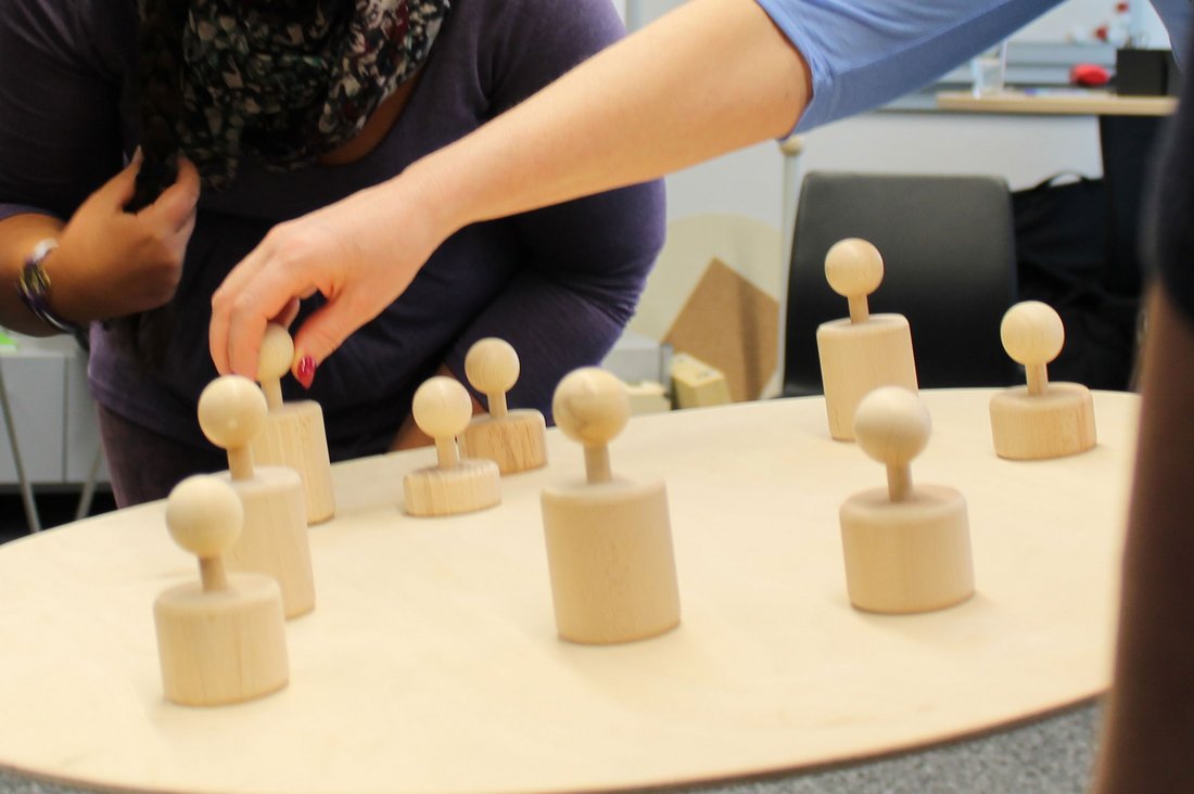 Spielfiguren auf einer wackeligen Ebene