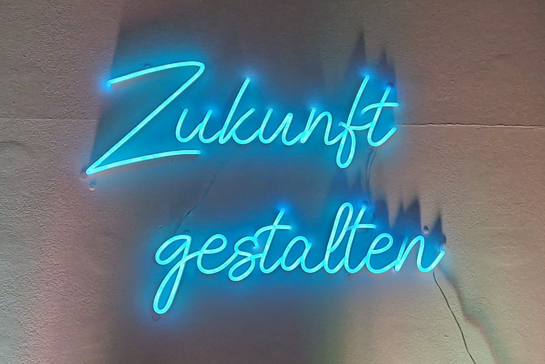 Leuchtschild Zukunft gestalten Leuchtschild Zukunft gestalten