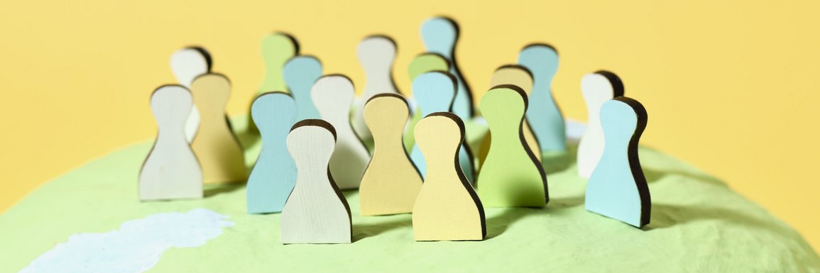 PFF_Titel_Erde mit Spielfiguren Erdkugel im Papierstil mit Silhouetten